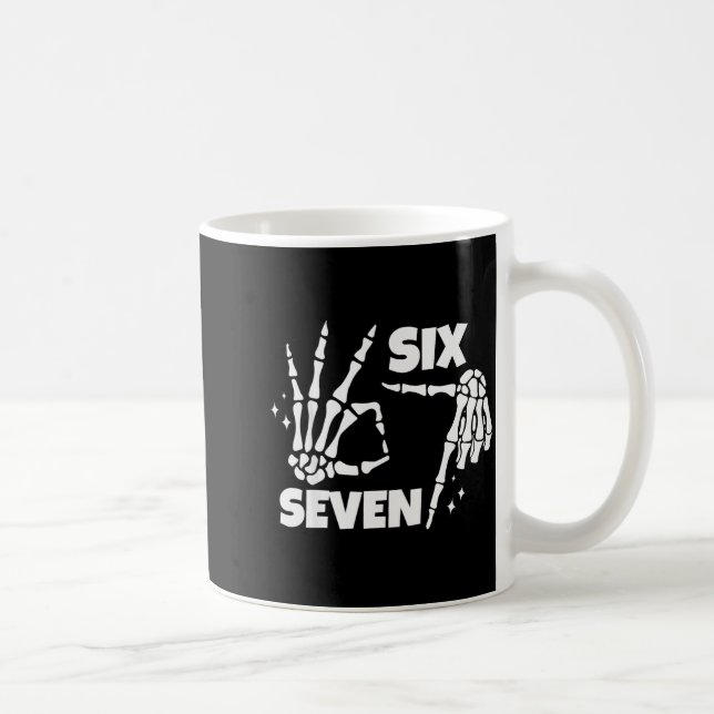 6 7 Meme Rolig Skelett Händer Halloween Par Si Kaffemugg (Höger)