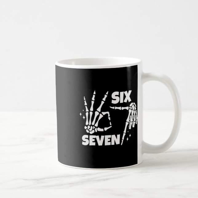 6 7 Meme Roliga Skelett Händer Halloween Par Si Kaffemugg (Höger)
