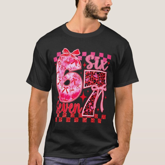 6 7 Six Seven Meme Coquette Båge Leopard Hjärtan V T Shirt (Framsida)