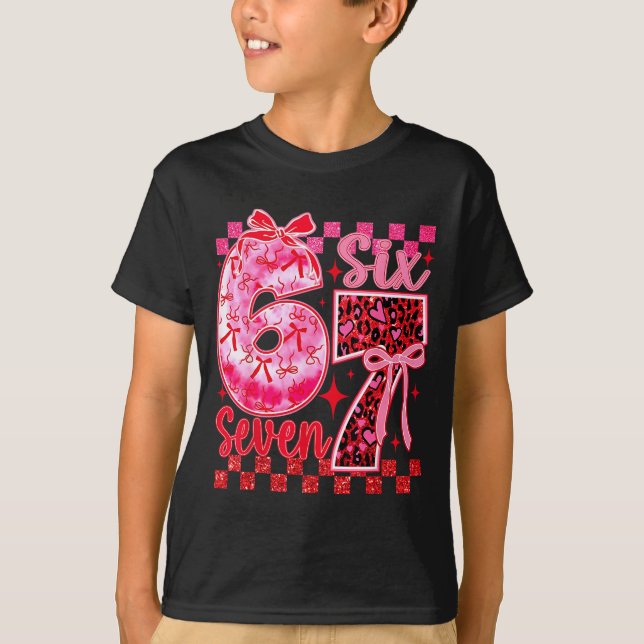 6 7 Six Seven Meme Coquette Båge Leopard Hjärtan V T Shirt (Framsida)