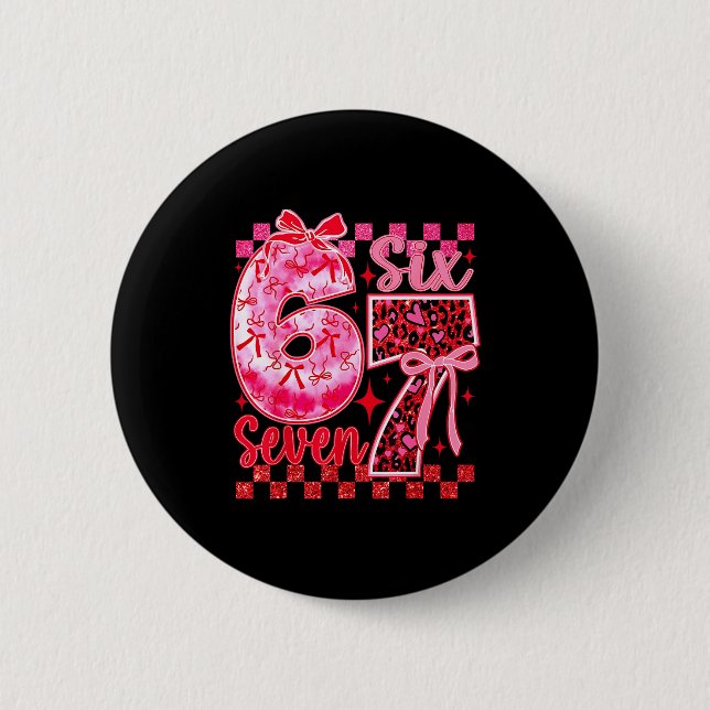 6 7 Six Seven Meme Coquette Bow Leopard Hjärtan Va Knapp (Framsida)