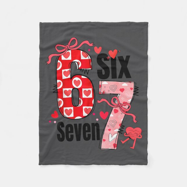 6 7 Valentine Six Seven Meme Coquette Bow Hearts  Fleecefilt (Framsidan)