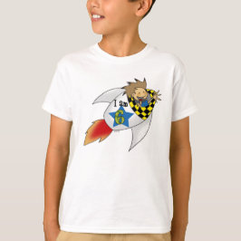 6 år gammal pojke i en raketlek tee shirt