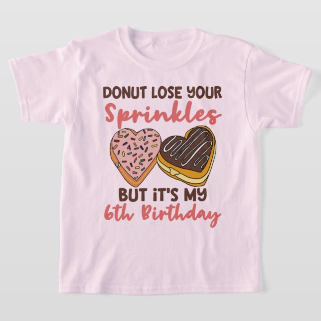 6-års födelsedagsmunk Förlorar Inte Dina Strössel T Shirt (Laydown)