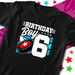 6 års gammal Hockey Party Theme 6e Birthday Boy T Shirt<br><div class="desc">Den här födelsedagsfesten är perfekt för en 6-årig pojkes hockeytema födelsedagsfest för att fira deras 6e-födelsedag! Underbar för barn att kärlek ska spela hockey,  titta på hockey eller framtida hockeystjärnspelare! Har en hockey puck-grafik med nummer 6 för en pojkes 6e-födelsedag.</div>