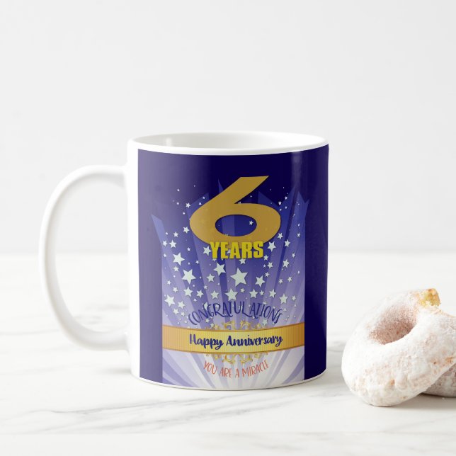 6-årsjubileum för anpassad återhämtning, fet numer kaffemugg (Med munk)