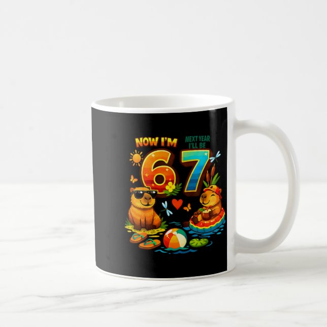 6 nästa år är jag 7 capybara 67 meme barnkalas kaffemugg (Höger)