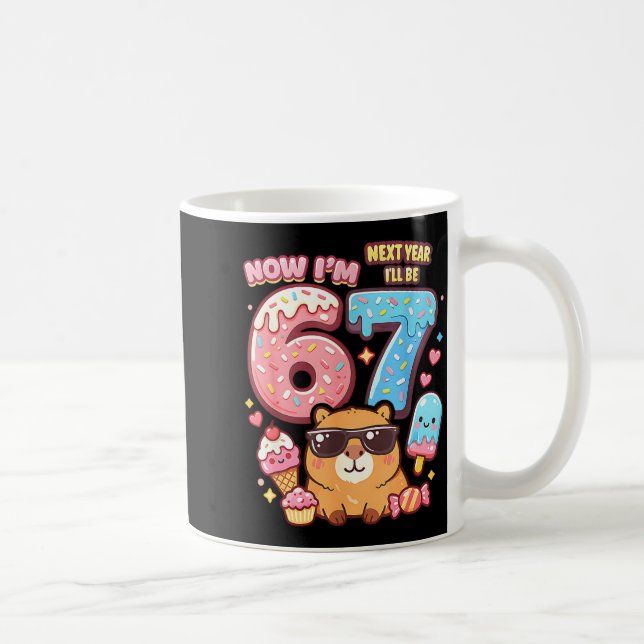 6 nästa år blir 7 capybara glass 67 meme födelseda kaffemugg (Höger)