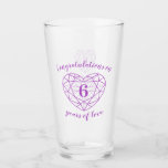 6e-årsdagen 6 år efter lilans anpassningsbar glaskopp<br><div class="desc">Lila under bröllop-årsdagen 6 år av kärlek anpassningsbar-presentglas. Enkelt gemstone-effektens hjärtekonsgrafik 6e Ametyst Bröllop-presentglas på årsdagen. Anpassa årsdagen av färgaden för lila av kärnglaset för kärnsten med ditt eget namn och ett budskap till lycklig-paret. Tanken på en sexårsdag för bröllop, särskilt om man köper två vardera för paret lycklig. ©...</div>