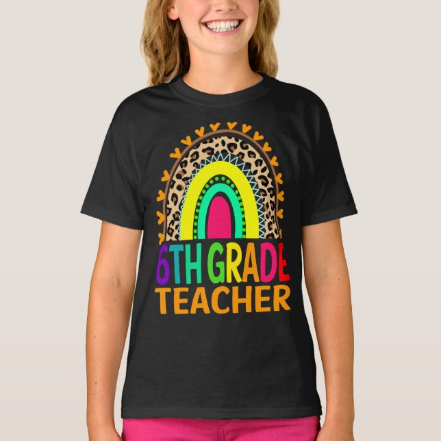 6e Klass Lärare Rainbow Leopard Back to school T Shirt (Framsida)
