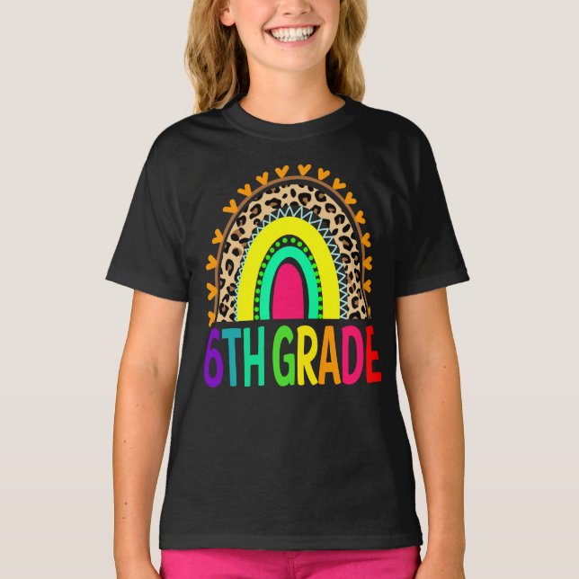 6e Klass Rainbow Leopard Back to school T-Shirt (Framsida)