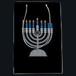 6e Natten Hanukkah Glitter Medium Gift Bag<br><div class="desc">Hanukkah 2022 börjar på kvällen Söndag den 18 december och slutar på kvällen måndagen den 26 december</div>