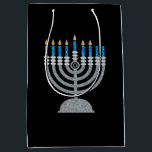6e Natten Hanukkah Glitter Medium Gift Bag<br><div class="desc">Hanukkah 2022 börjar på kvällen Söndag den 18 december och slutar på kvällen måndagen den 26 december</div>