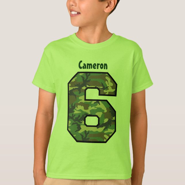 6efödelsedagpojke Camo fyra år anpassningsbarnamn T Shirt (Framsida)