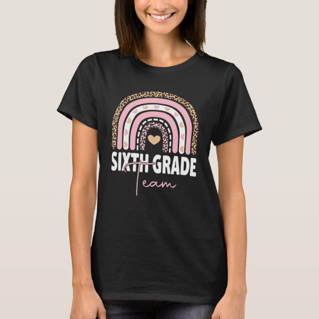 6th Grade Teacher Rainbow Back To School Hello Six T Shirt (Framsida)