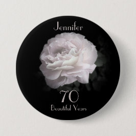 70 år gammal, Rosa ros-knapp i Blek Knapp