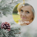 70-årsdag fotot hej 70 julgransprydnad keramik<br><div class="desc">Mall för fotot. Vit textövertäckning: Hej 70! En prydnad för en 70-årsdag,  som gåva eller keepsaké.</div>