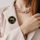 70-årsdagen guld musik noter på snyggt svart knapp<br><div class="desc">Svart bakgrund med faux guld musik noter för 70:e födelsedagsfesten. Med faux guld ram. Mallar för ålder och namn. Namn är skrivet i ett handskrivet skript i stil. Brev och nummer.</div>