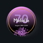 70-årsdagen lila svarta guld-blommigtar knapp<br><div class="desc">Knapp för 70-årsjubileum med elegant och modern svart och rosa,  lila övertoning,  ombre-bakgrund. Med faux guld ram och ultraviolett och lila färgad vattenfärgade blommor. Mallar för namn,  ålder och datum,  vit och lila färgad brev. Perfekt som en keepy eller som en besparing av datumpåminnelsen till dina gäster.</div>