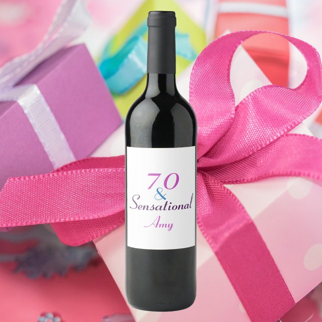 70-årsdagen och Sensational 70-årsdagen rosa perso Vinflaska Etikett (A fun wine label that says 70 & Sensational and can be personalized!)