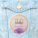 70-årsdagen ro guld med konfekt och blommor knapp<br><div class="desc">Glamorös med elegant och modern ro guld,   gradientbakgrund för rosa under 70 år. Med faux guld ram och ultraviolett och lila färgad vattenfärgade blommor och guldkonetti regn. Mallar för namn,  ålder och datum,  lila och gyllene färgad brev. Perfekt som partiförmån eller som ett sätt att spara datumpåminnelse för party.</div>