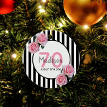 70-årsdagen rosa blommigt Black rand namn Julgransprydnad Keramik<br><div class="desc">Klassiskt smalt svart och vitt lodrät rand som bakgrund. Med giftigt, feminin och romantiskt rosa ros som dekoration. En vit och svart ram på framsidan med mall för ålder, namn och datum. Ålder nummer 70 i rosa, namn och datum i svart. Namn är skrivet med ett handskript i stil. Perfekt...</div>