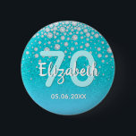 70-årsdiamanter glitter tealblått grönt knapp<br><div class="desc">En knapp för elegant, glamorös och giftig 70:e födelsedagsfesten. Teal, blå grönt färgad faux glitter med faux diamant sprinkle och en gyllene ram. Mallar för namn, 70 år och ett datum. Födelsedatum eller datum för party/årsdagen. Vit och teal färgad brev. Namn är skrivet med ett handskript i stil. Kan användas...</div>