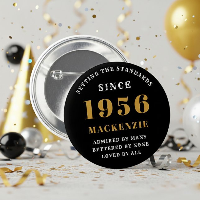 70-årsfirande 1956 Elegant Chic Svart Guld Knapp (Born 1956 button badge. Background out of focus.)