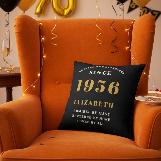 70-årspresent Personlig 1956 Svart Guld Kudde (Personalized 70th birthday throw pillow on an orange velvet wingback chair)