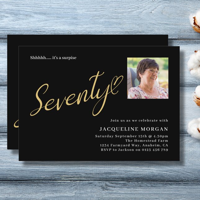 70 Black Guld 70:e födelsedagsfoto Inbjudningar (70th birthday party invitation in black and gold. Personalized with details and photo.)