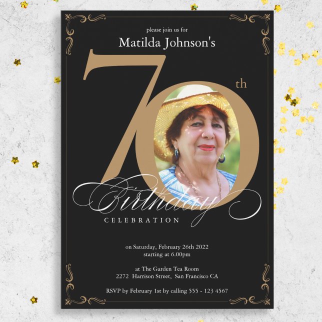 70:e Black Guld Elegant Calligraphy Photo Birthday Inbjudningar (Black Gold Elegant Photo 70th Birthday Party Invitation)