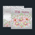 70:e Blommigtens Visning och diamanter Inbjudningar<br><div class="desc">Elegantens personlig/personlig anpassningsbar 70 födelsedagsfest firande inbjudningar till kvinnor och flickor. På framsidan av denna glamorösa födelsedagsfest är inbjudan en tryckt bild av en vacker visning av rosa lilies och daisy med en liten grön bakgrund, tryckt på en fantastisk silver-gradientbakgrund med en vacker gräns-ram av vitjuveler, rhinestondiamanter. Baksidan har samma...</div>