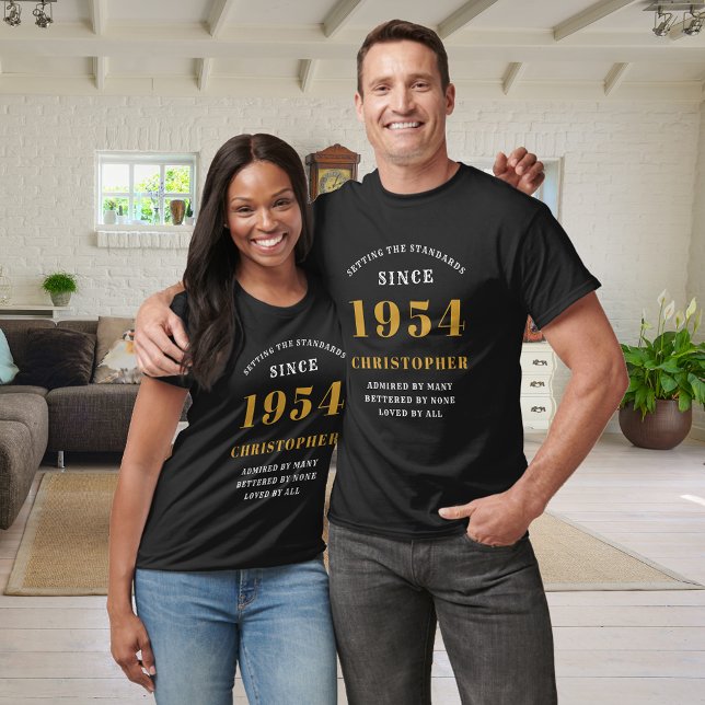 70:e födelsedag 1954 Lägg till Namn Black Guld Par T Shirt (Custom 70th Birthday Guest of Honor Black and Gold T-Shirt – Born 1954 Edition)