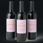 70:e födelsedag Born 1955 Lägg till Namn Rosa Gråt Vinflaska Etikett<br><div class="desc">Personlig Födelsedag lägg till ditt namn och årsmärkta vin. Redigera namn och år med den angivna mallen. En underbar födelsedagsfest för rosa av anpassningsbar. Fler gåvor och party-förråd finns tillgängliga med utformningen "standardinställningar" i butiken.</div>