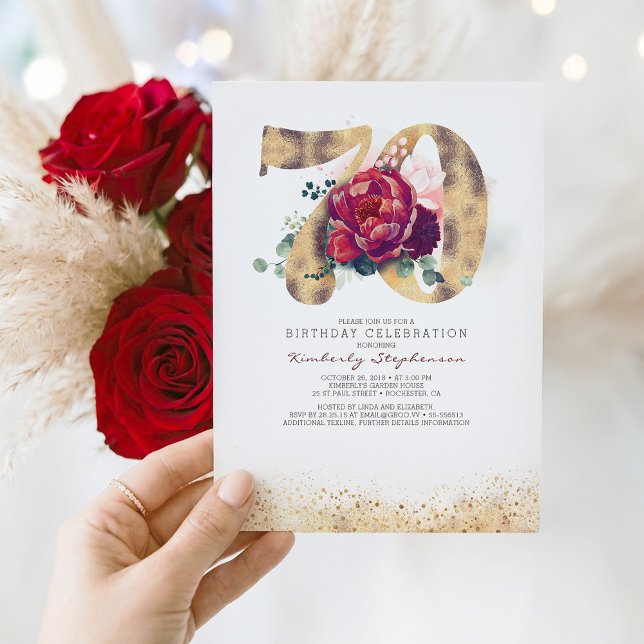 70:e födelsedag Burgundy Red och Guld Glitter Inbjudningar (70th Birthday Invitation Floral Botanical Sophisticated Modern Bold Elegant Unique)