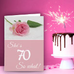 70:e födelsedag för hennes Rosa ros Funny Motivati Kort<br><div class="desc">Modern 70-årsjubileum för blommigt, särskilt för henne (på grund av färg, vit och rosa) som firar 70-årsdagen. Kortet är rosa och har ett vackert rosa ros. Det är ett lustigt och motiverande citat. Hon är 70 så vad, och är perfekt för en person med en känsla av humor. Du kan...</div>