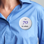 70:e födelsedag... Jag är 70. Knapp<br><div class="desc">En underbar knapp för någon som firar 70-årsdagen. Det kommer med ett lustigt citat jag är 70 så vad! och är perfekt för en person med en känsla av humor.</div>
