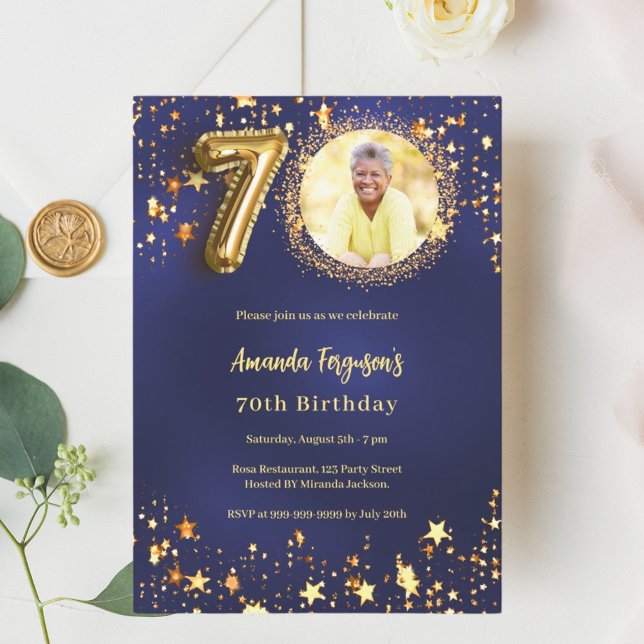 70:e födelsedag: marinblå guld-stjärnor, fotolyx inbjudningar (Skapare uppladdad)