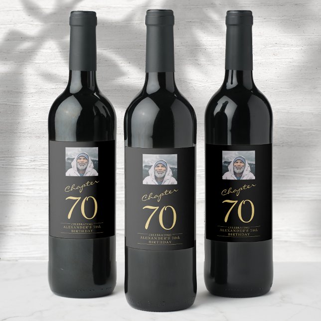 70:e födelsedag med svart Guld-foto Vinflaska Etikett (Chapter 70. 70th Birthday black and gold personalized wine labels. Add name age and photo.)