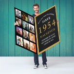 70:e födelsedagen 1954 Fotomall Giant<br><div class="desc">Fira din älskade 70-årsdag i stil! Det här unika jumbo-legendariska roliga kortet har en svart och guld vintage stil och anpassar sig efter namn och det år du väljer, plus dina favoritfoton på 12 bilder. Ge är en unik, minnesvärd gåva som kommer att ge ett leende till den speciella födelsedagsmannens...</div>