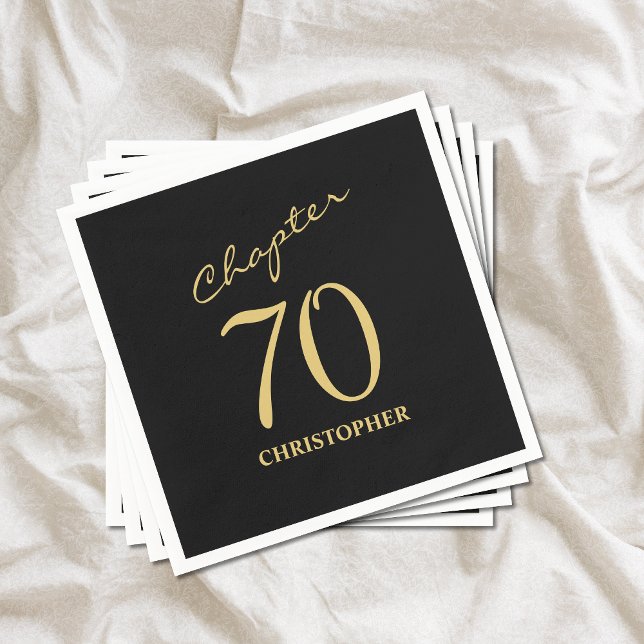 70:e födelsedagen Black Guld Kapitel 70 Pappersservett (Chapter 70 70th birthday black and gold paper napkins. Easily personalized party supplies.)