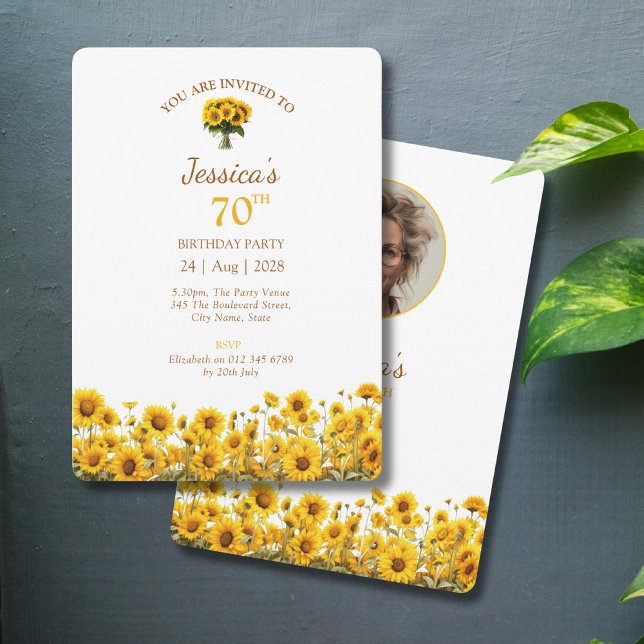 70:e födelsedagen: Rustic Solros Blommigt Foto Inbjudningar (70th birthday party invitations with sunflower design on a grey background.)