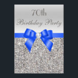 70:e födelsedagen Silver Sequin-Royalet Blue Bow D Inbjudningar<br><div class="desc">Kvinnans 70:e födelsedagsfest inbjudan. Elegant anpassningsbar silver och royal blå 70/70 år gamla glamorösa inbjudningar till Födelsedagsfest firande för kvinnor med söt silver tryckta sekviner mönster, söta royal blå båge och band och tryckta bilddiamanter/noshörningsjuveler (dessa är en del av bilden och inte äkta päron eller upphöjda delar). Dessa sofistikerade, feminina,...</div>