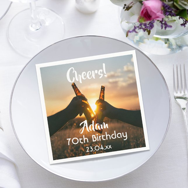 70:e födelsedagsfesten fuskar öl manar kille pappersservett (Skapare uppladdad)