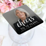70:e Födelsedagsfesten Photo Cheers White Script Underlägg Papper Kvadrat<br><div class="desc">Den här anpassningsbarnas 70-årsdag-pappra underlägg innehåller gästen för hederets personlig foto,  namn och födelsedag,  tillsammans med ord "Cheers" i det elegant vita kalligrafiskriptet. Med en mörk skärm kan du göra så att texten visas. Ett underbart sätt att fira någon som blir sjuttio!</div>