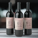 70:e Födelsedagsfesten Ro Guld Glitter Vinflaska Etikett<br><div class="desc">Fira hennes 70-årsjubileum i stil med elegant och chic personlig vin. "70 & Fabulous" är skrivet i snyggt mot bakgrund av ro guld,  där ro faux glitter droppar uppifrån. Anpassa med hennes namn och party-datum.</div>