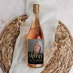 70:e Födelsedagsfestens fotoboers Vinflaska Etikett<br><div class="desc">Den här 70:e vin-födelsedagsetiketten för anpassningsbar innehåller gästen för hederets personlig foto,  namn och födelsedag,  tillsammans med ord "Cheers" i kalligrafiskriptet för elegant-färgad. Med en mörk skärm kan du göra så att texten visas. Ett underbart sätt att fira någon som blir sjuttio!</div>