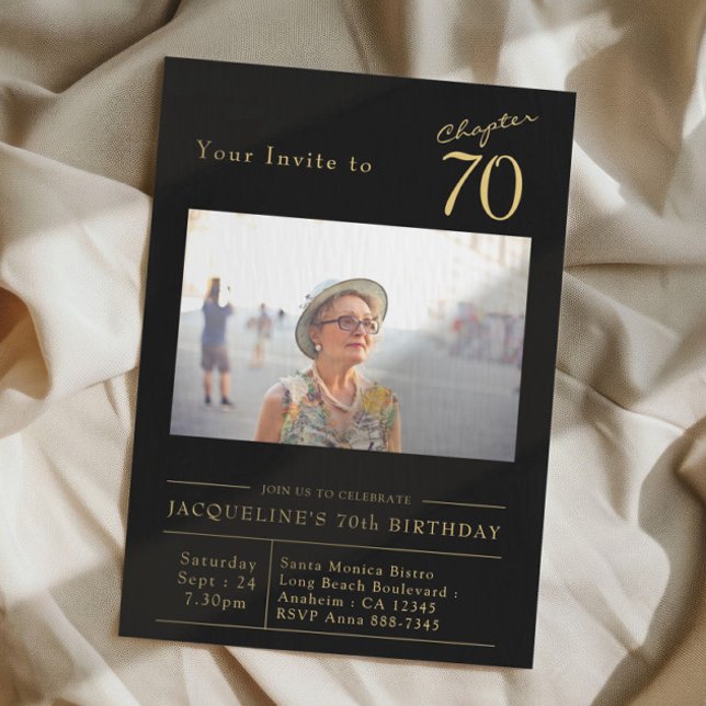 70:e Födelsedagsfestens SJU Black Guld-foto Inbjudningar (70th birthday party invitation in black and gold on a fabric background)