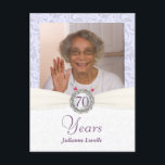 70:e födelsedagsinbjudan - Lavender Damask-exempel Inbjudan Vykort<br><div class="desc">Personlig Födelsedagsfest inbjudan POSTCARD SAMPLE - fullkomligt anpassade faux-fotoinbjudningar med antik lavender-fuktbakgrund och elegant Monogram-knapp på vitt band. Lägg till ett eget foto och anpassa namn, datum och detaljer för lycklig tillfälle. Perfekt för både contemporary- och vintage-foton. Kan enkelt anpassas till årsdagen party, bröllop, möhippa, pension och andra specialtillfällen. Matchande...</div>
