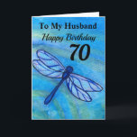 70:e för Make Blue Dragonfly Birthday Kort<br><div class="desc">Fira din make 70-årsdag på ett modigt blått dragonfly-kort. Skapat från min ursprungliga vattenfärgsmålning, flyger den vita insekten fredligt med havets blå, svarta och tealfärgade grönt färg. Njut av grattisarnas budskap med hela kärlek.</div>